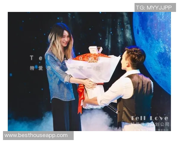 今日足球明星浪漫求婚成功甜蜜瞬间感动全场引发热议 今日足球明星浪漫求婚成功甜蜜瞬间感动全场引发热议