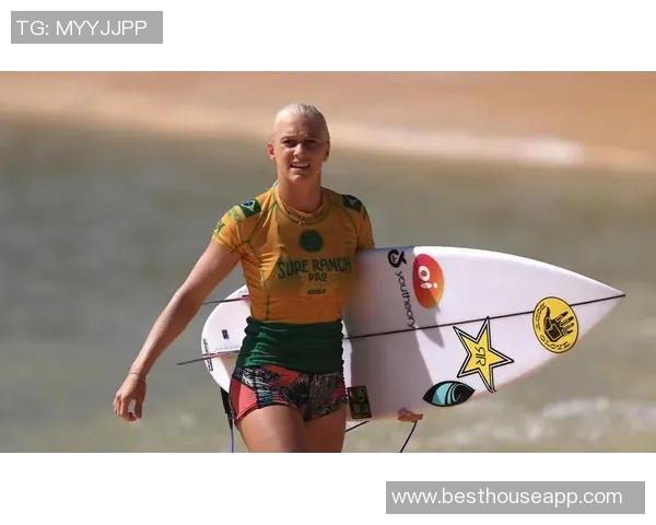 女生化身足球解说员模仿明星球员精彩瞬间引发热议