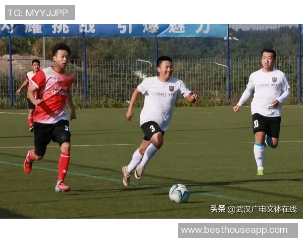 洪涛杯足球盛宴开启激情对决展现青春风采与团队精神的完美结合