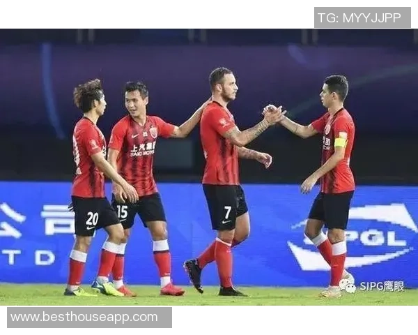 足球场上的鹰眼视角揭秘比赛中的战术与技巧